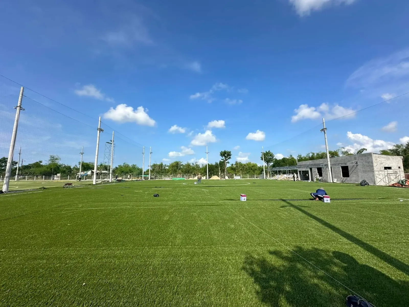 Thi công trọn gói sân bóng nền cỏ nhân tạo tại Đắk Lắk