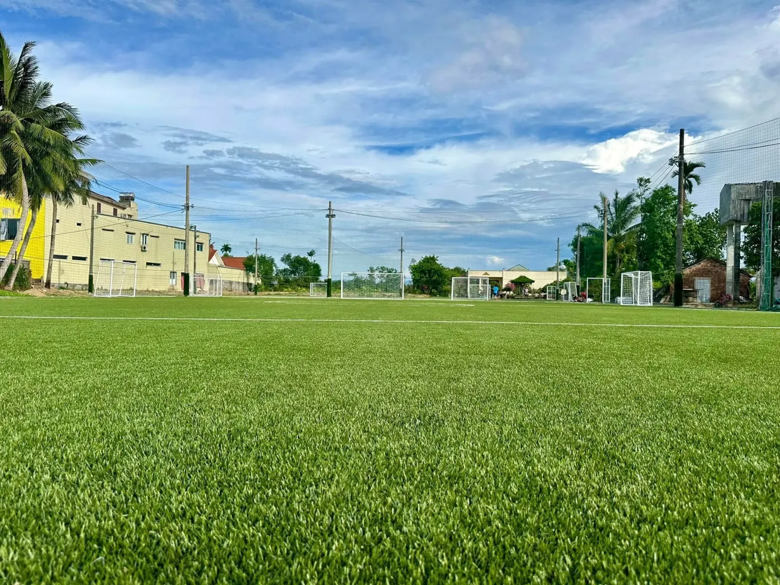 Thi công trọn gói sân bóng nền cỏ nhân tạo tại Lâm Đồng