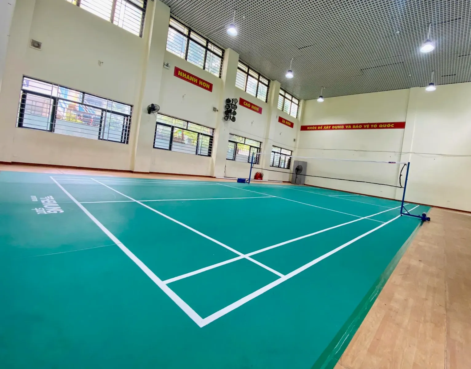 Thi công thảm sân cầu lông ở phường Phước Hội, tỉnh Lâm Đồng